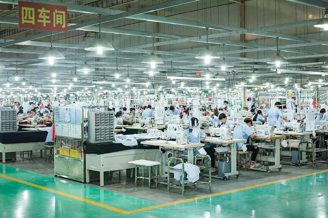 在河南阿尔本制衣公司,扫描一个二维码,一件服装的所有信息尽收眼底.