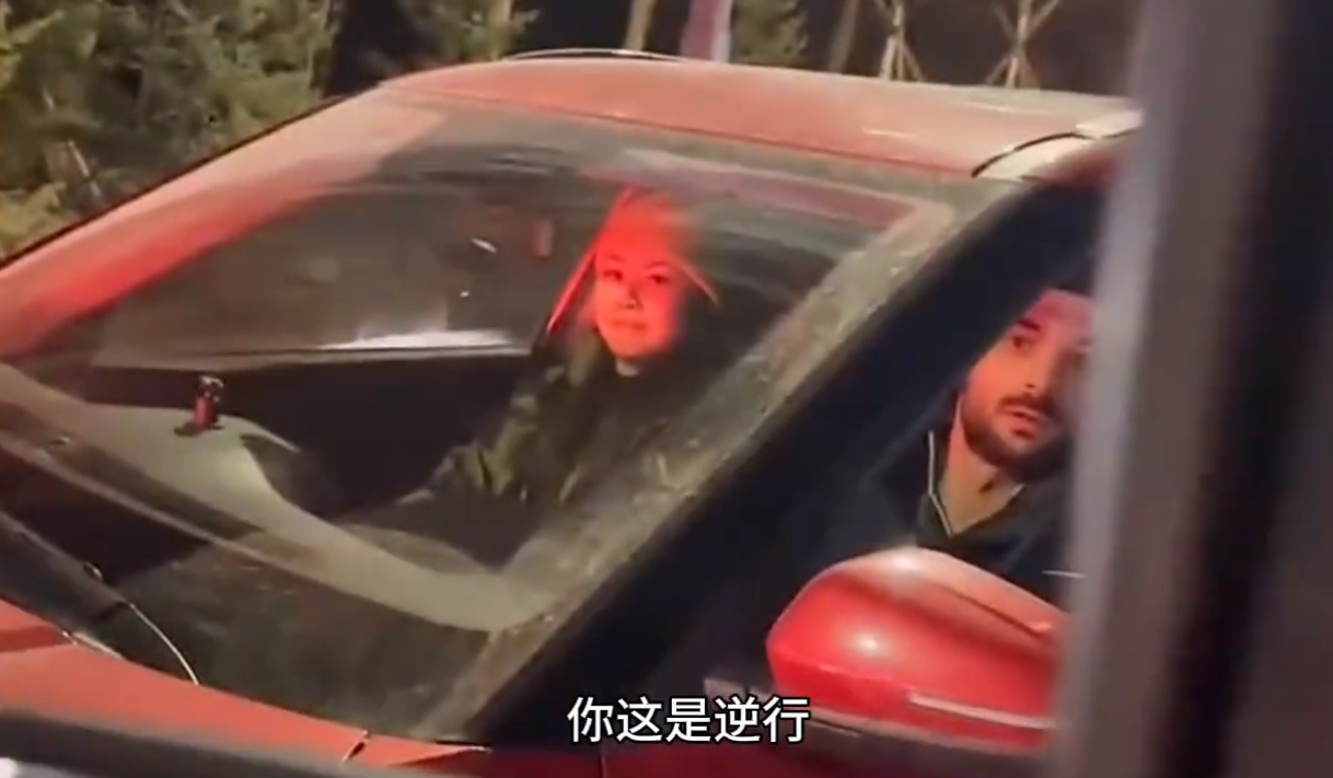 外籍男逆行竖中指后续:认怂道歉,被公司停职,恐被驱逐出境_男子_小新