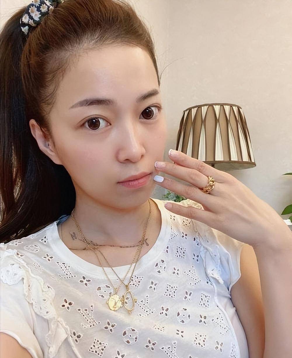 曾是东方卫视主持人,当年风光出嫁,离婚后11年独自抚养儿子长大_麻衣