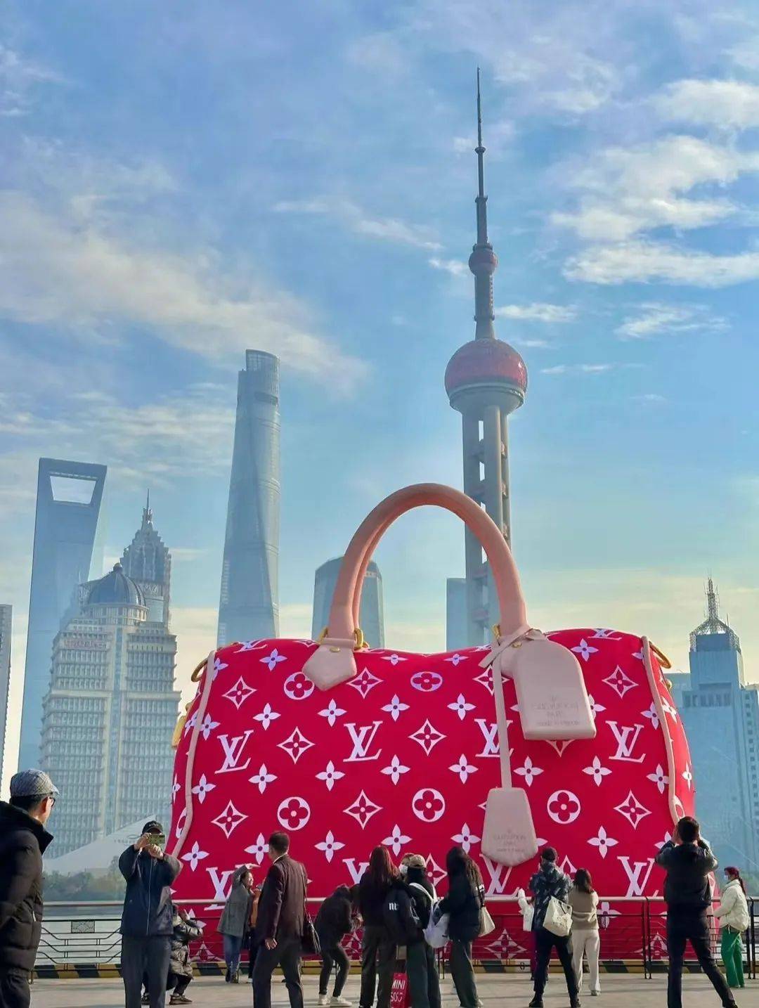 lv在上海黄浦江上打造一座巨型"显眼包"_营销_品牌_消费者