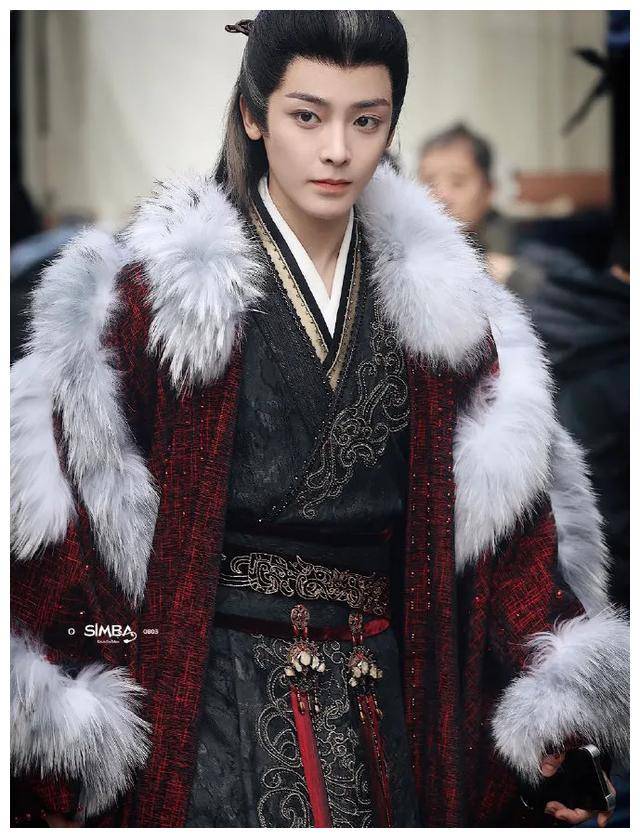 目前,侯明昊已经有6部待播剧集,其中与白鹿合作的《女儿国》和与