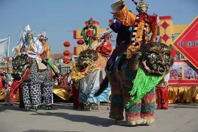 春节期间,敲锣打鼓,舞龙舞狮,扭秧歌划旱船这些民俗表演里的"常规"的