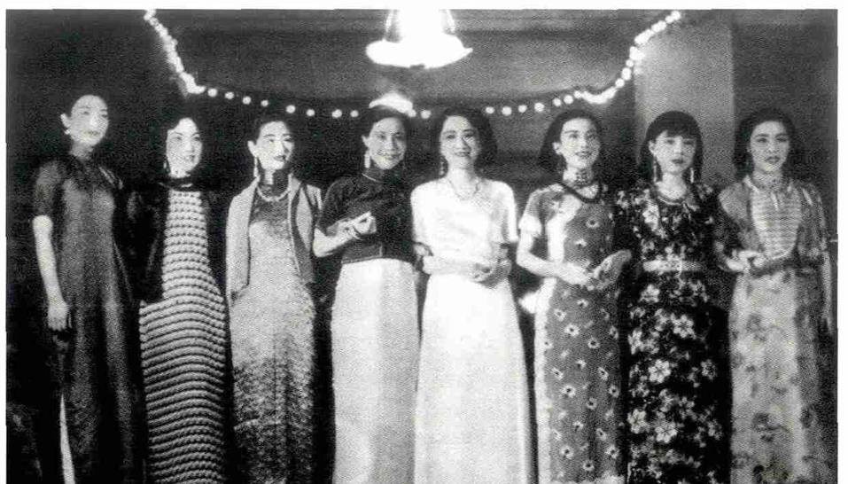 大选开始,王莲英一身男装,反串上台,一曲《逍遥津》唱的是荡气回肠,摄
