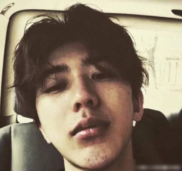 这个蔡徐坤在深夜写歌和拍照,胡子有独特的魅力_坤坤_照片_网友