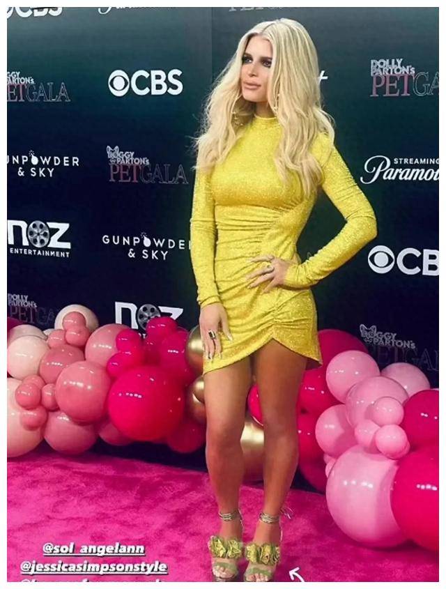 杰西卡辛普森亮相哥伦比亚宠物晚会,穿亮黄裙,喜获好评