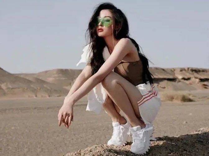 张天爱在沙漠中拍写真,穿吊带装秀曲线美,拍照动作引起热议_爱的_照片