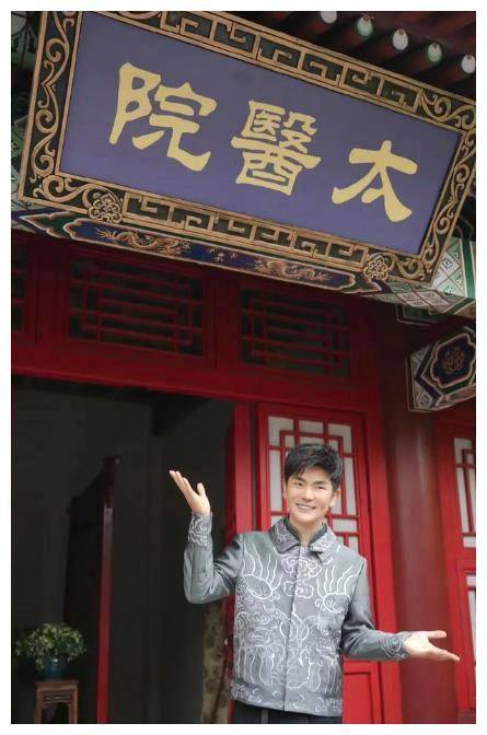 《甄嬛传》:前任现任齐上阵,导演傻眼笑开颜._张晓龙_温太医_角色