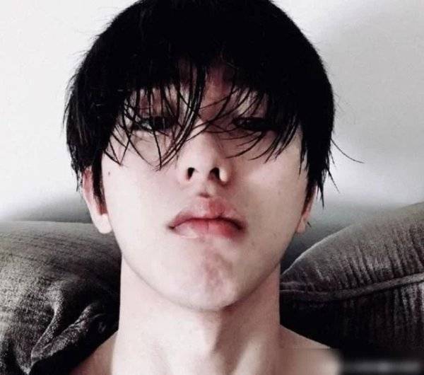 这个蔡徐坤在深夜写歌和拍照,胡子有独特的魅力_坤坤_照片_网友