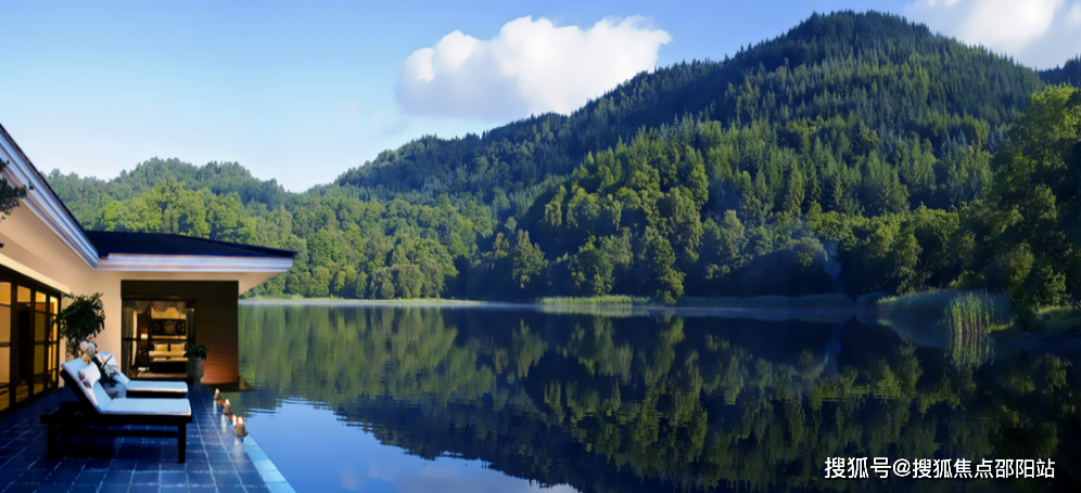 流动的水与静默的山,以及满目苍翠,落霞孤鹜,目之所及,耳之所闻皆为