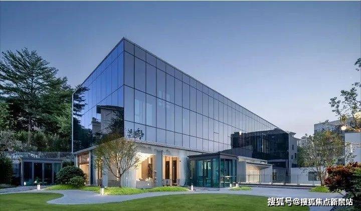 楼盘周边3km范用内有35个商场,包括金铂广场,太和金铂天地,同和金铂