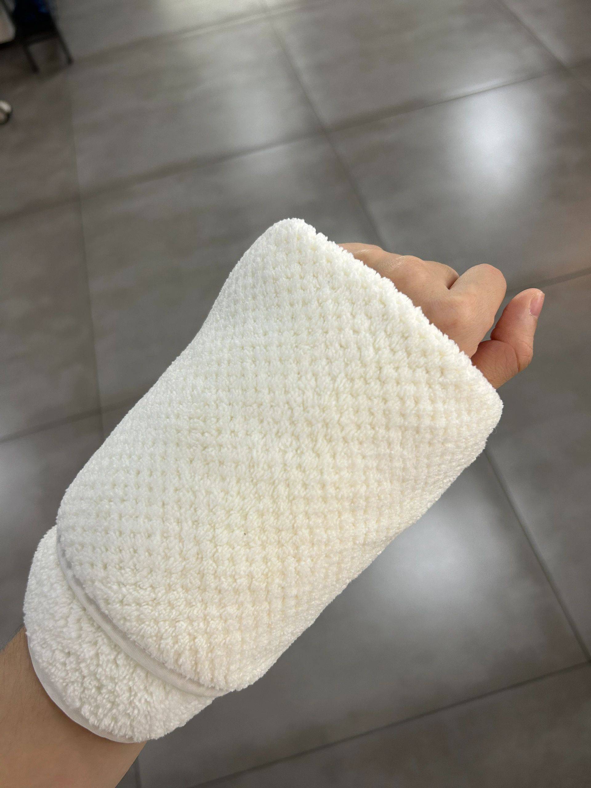 适当在手腕肿胀处用热毛巾敷一下,也可以对手腕发病的部位进行按摩
