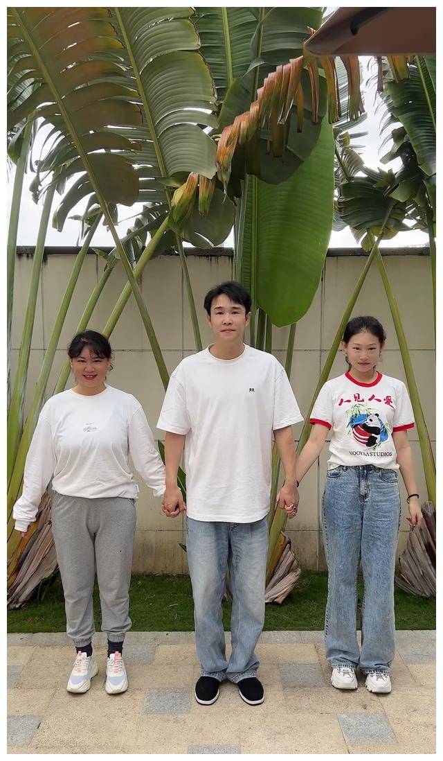 小沈阳女儿17岁近照曝光,气质高级超越父亲,低调却高雅.