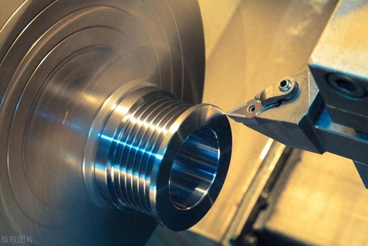 他们的工作内容包括根据图纸和工艺要求,设置数控车床的参数,编写或