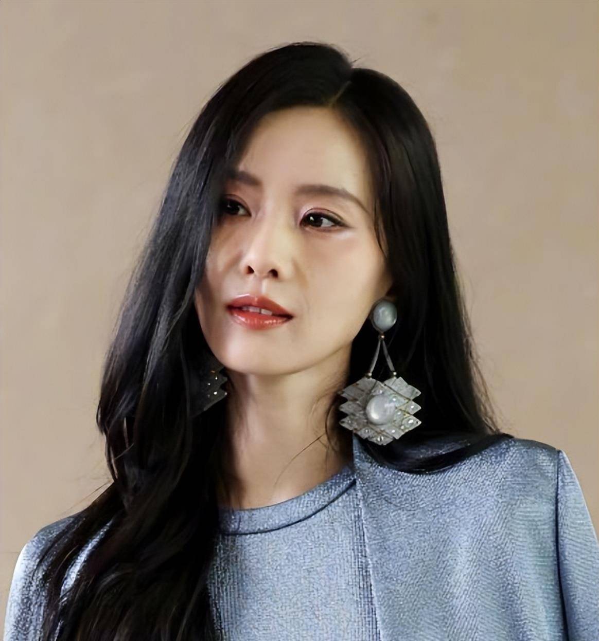 40岁唐嫣对比36岁刘诗诗,骨相老去和皮相老去的差距一目了然_时装周