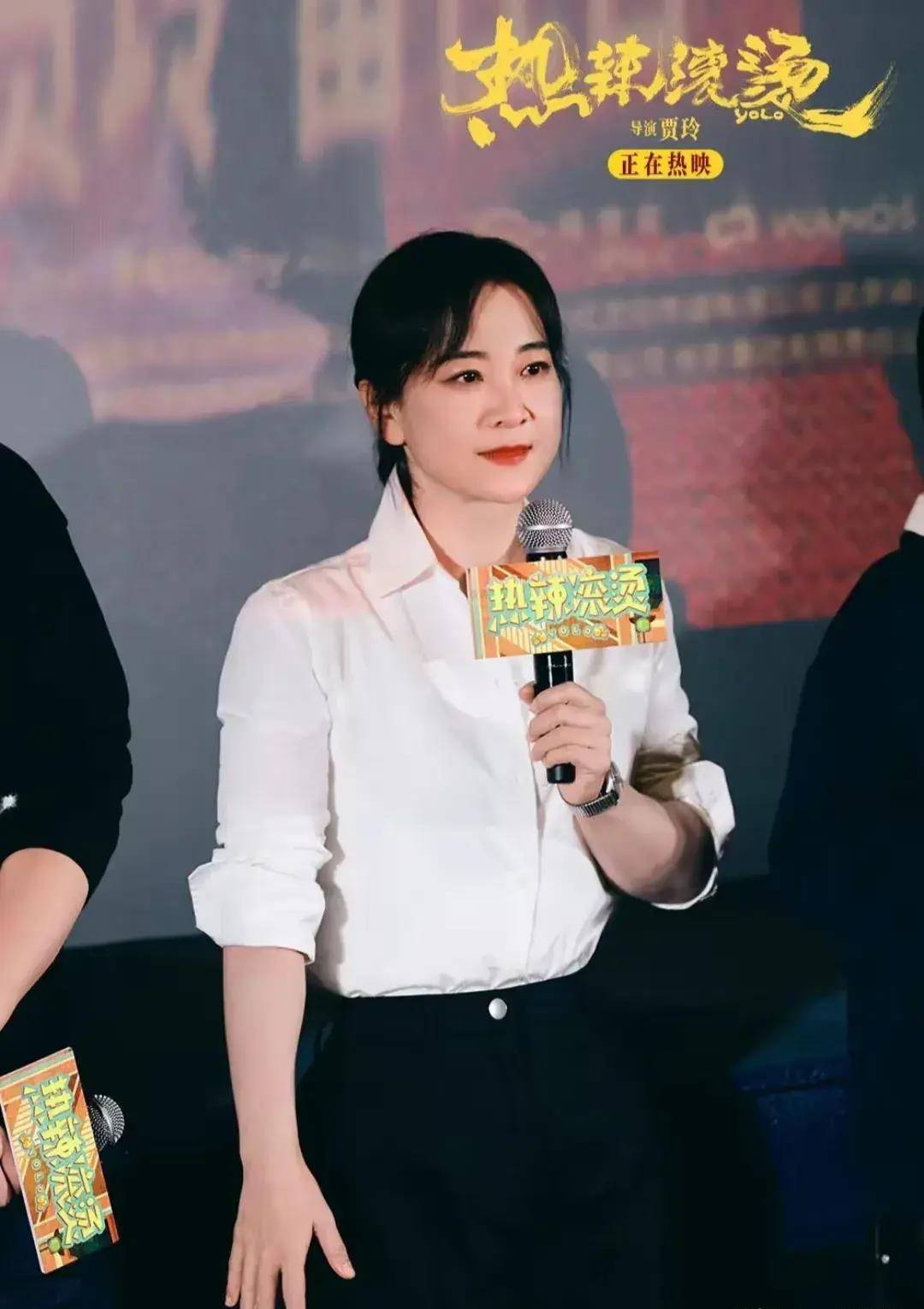 贾玲身着普拉达现身广州,引爆电影《热辣滚烫》路演热潮!