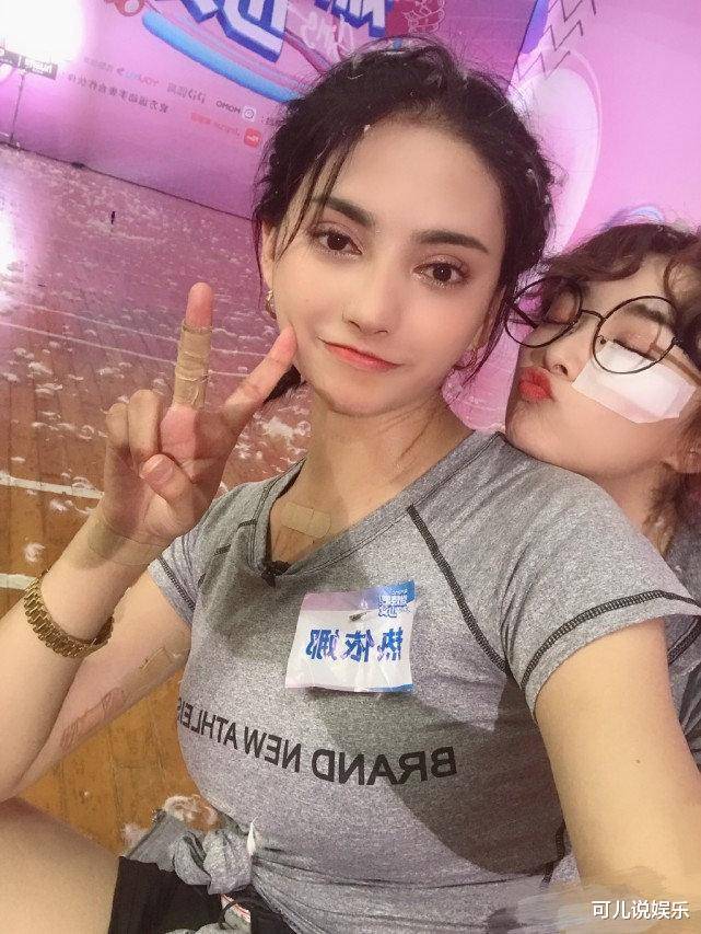 明星互撕名场面,热依娜新歌,藏头诗diss陈芳语,有薅头发那味了_td