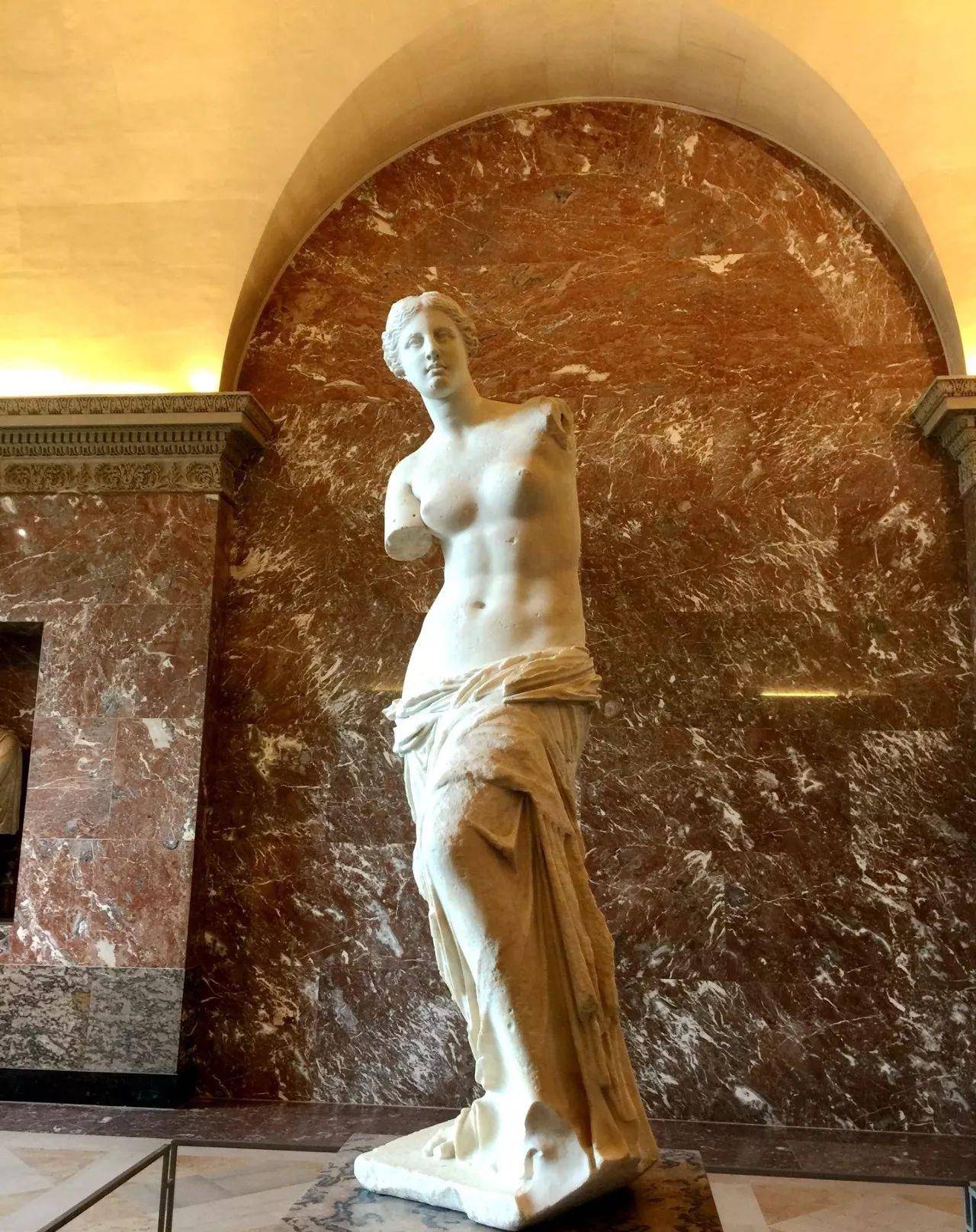 雕像的高度为211.2cm,左胸乳尖到背部为32.2cm; 正面腰宽为34.