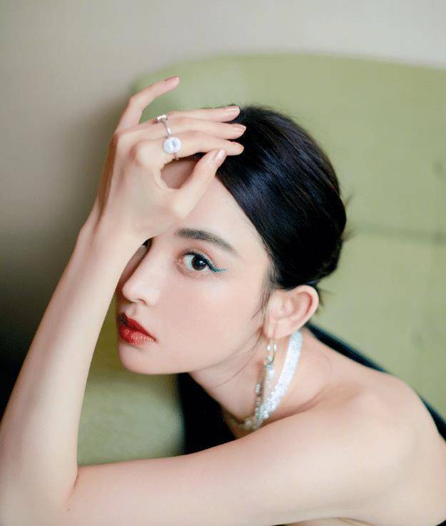 古力娜扎穿黑短裙配墨镜,这样搭配a到爆,不愧是女强人气质_黑色_套装