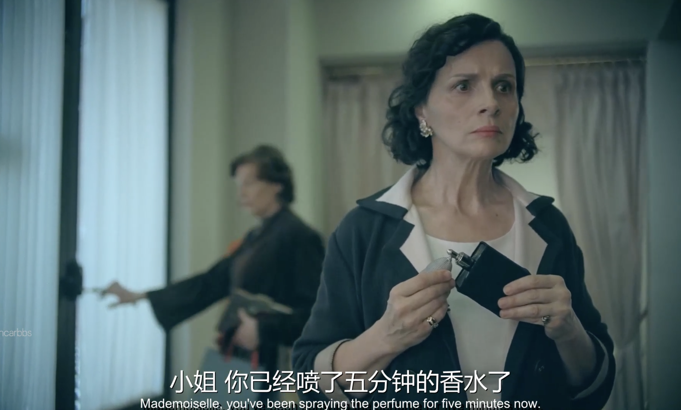 权游"二丫"新剧形象大变,搭档影后朱丽叶·比诺什演绎