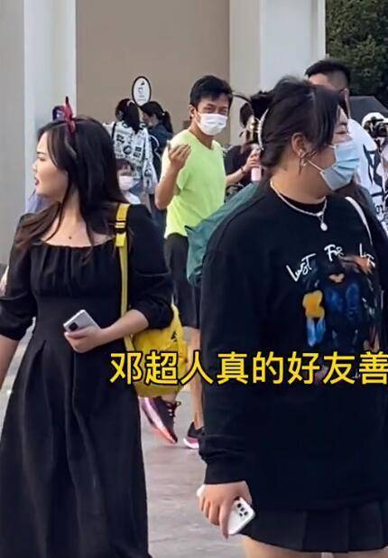 邓超牵妈妈手现身被偶遇,主动和粉丝合照拉好感,未见孙俪和孩子_影城
