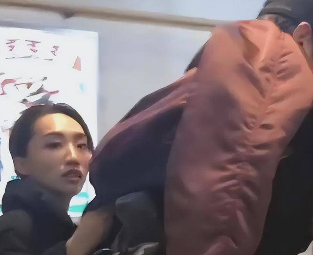 胡歌携助理老婆超市大采购,年货堆满购物车,黄曦宁忙前忙后_成功_胡佳