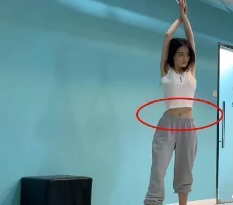 徐璐练出"马甲线",背心配运动裤跳舞清爽十足,腰比老师细一圈