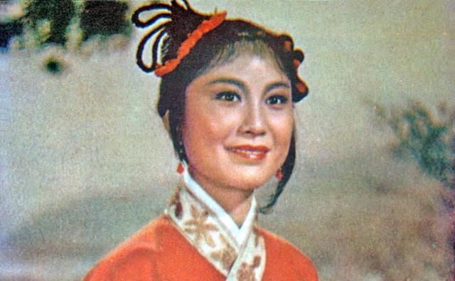 "黄梅戏大师"严凤英:17岁成名,却死于38岁,去世后惨遭剖尸_演出_京剧