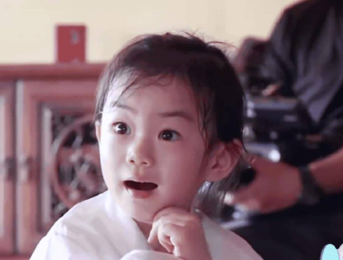 戚薇李承铉女儿lucky谐音"李love戚"不算什么,曾用名才是一绝_lucky