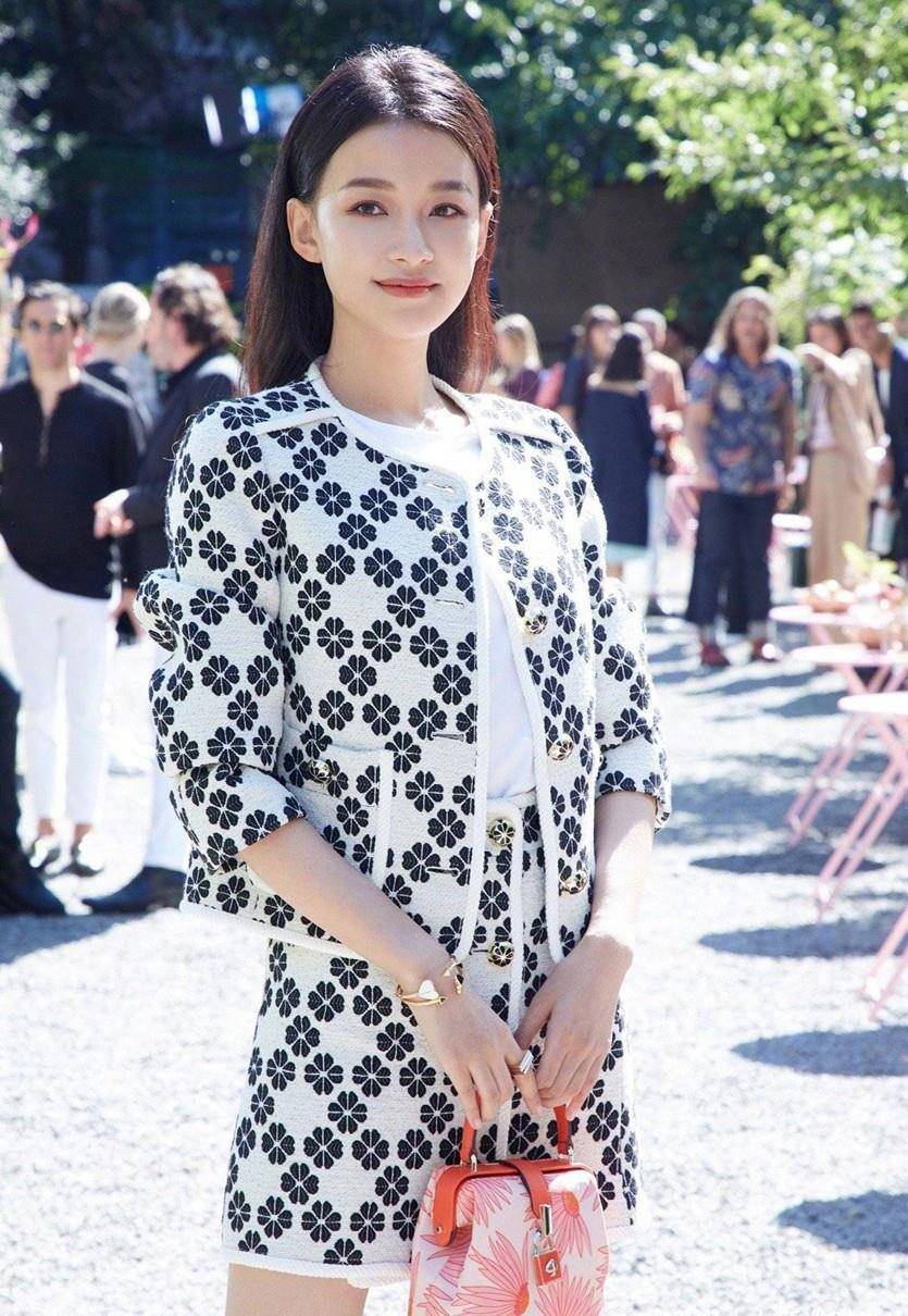 孙怡这是有多时尚,穿吊带装就用一根绳系着,裙子时尚还这么高_感觉