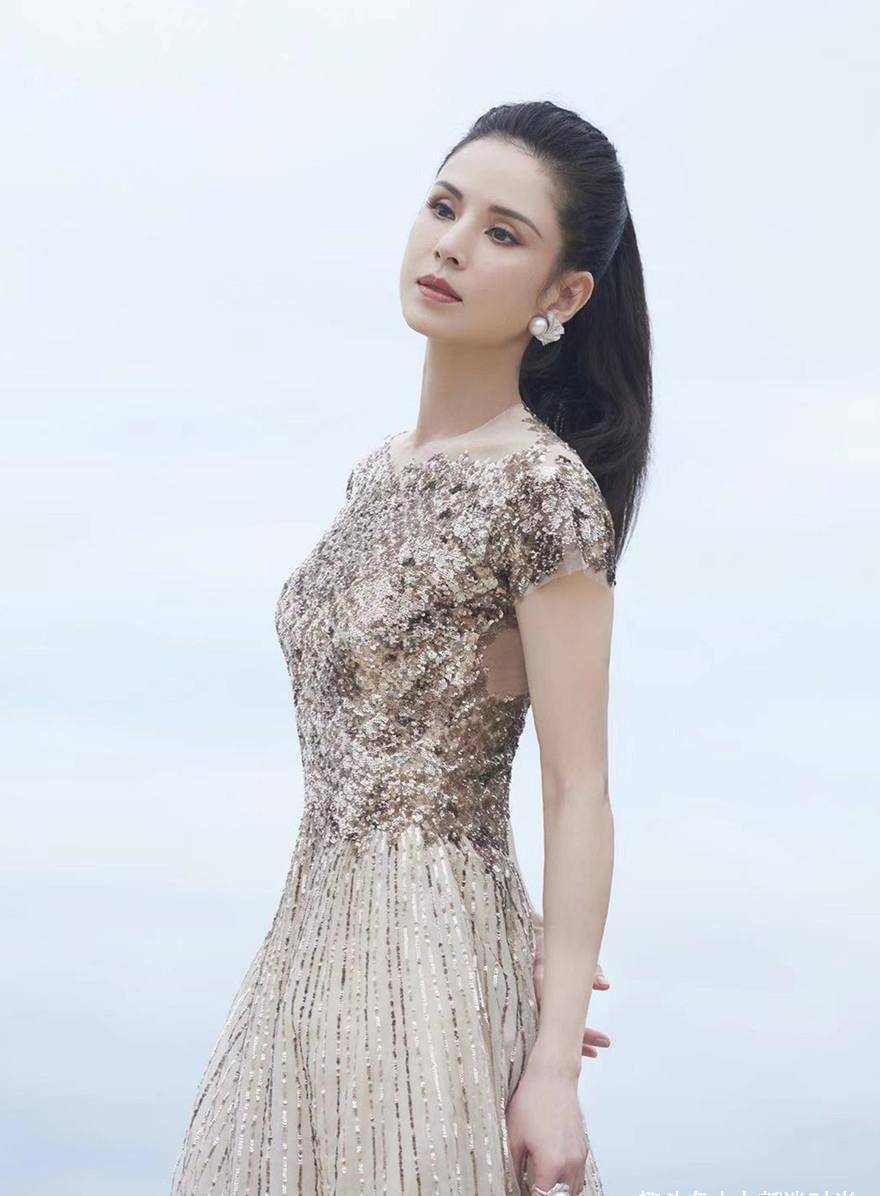 真是服了李若彤,大胆试穿17岁同款校服,54岁活成了少女