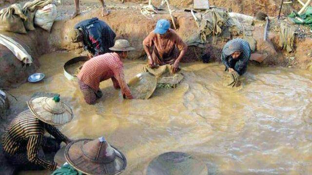 广西"上林帮"非洲淘金:每天如刀尖舔血,常备200克金子保命_加纳人