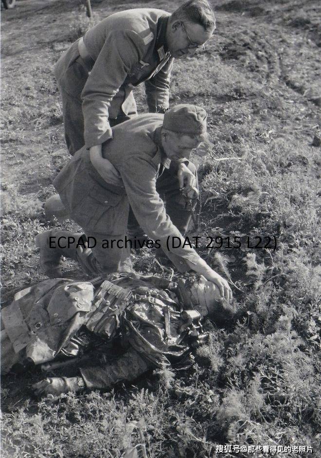 1942 年 6 月,在俄罗斯沃罗涅日附近,一名德军大德意志师的阵亡士兵