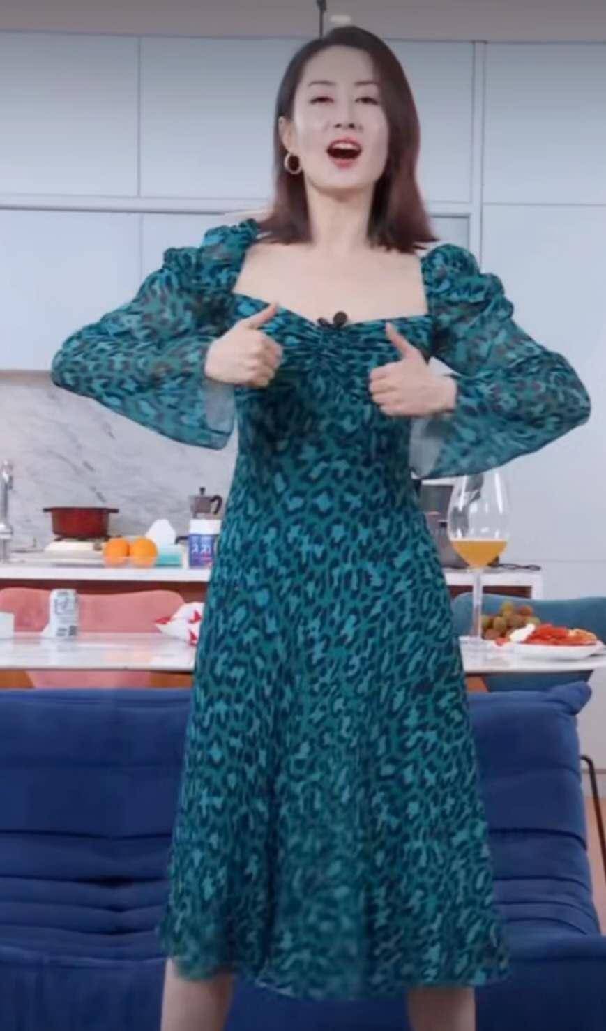 刘敏涛出镜女团舞蹈教学,逗趣解读舞蹈动作,将做作进行