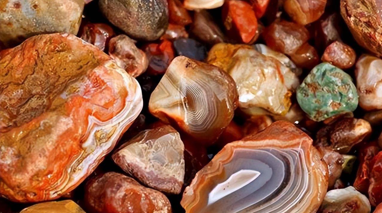 内蒙古沙漠中出现马瑙湖,却遭过度开采与破坏,三年损失20亿_玛瑙_石头