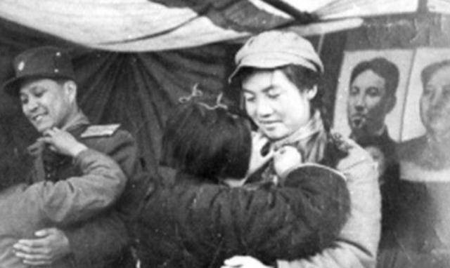 印刷厂女退休工,生病欠下3万巨款,身份被曝光后才知不简单_解秀梅