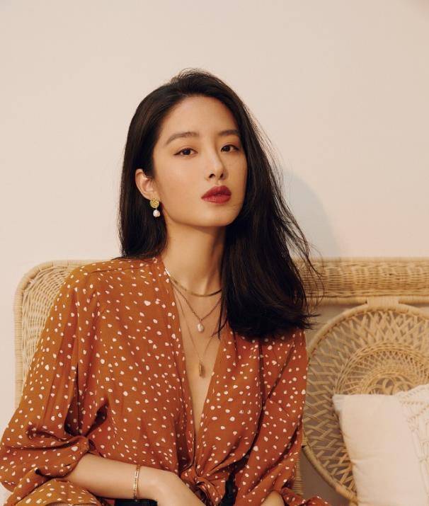 杨采钰剪齐刘海儿配大红唇,领口成亮点,少女感与气质并存_时尚_身材