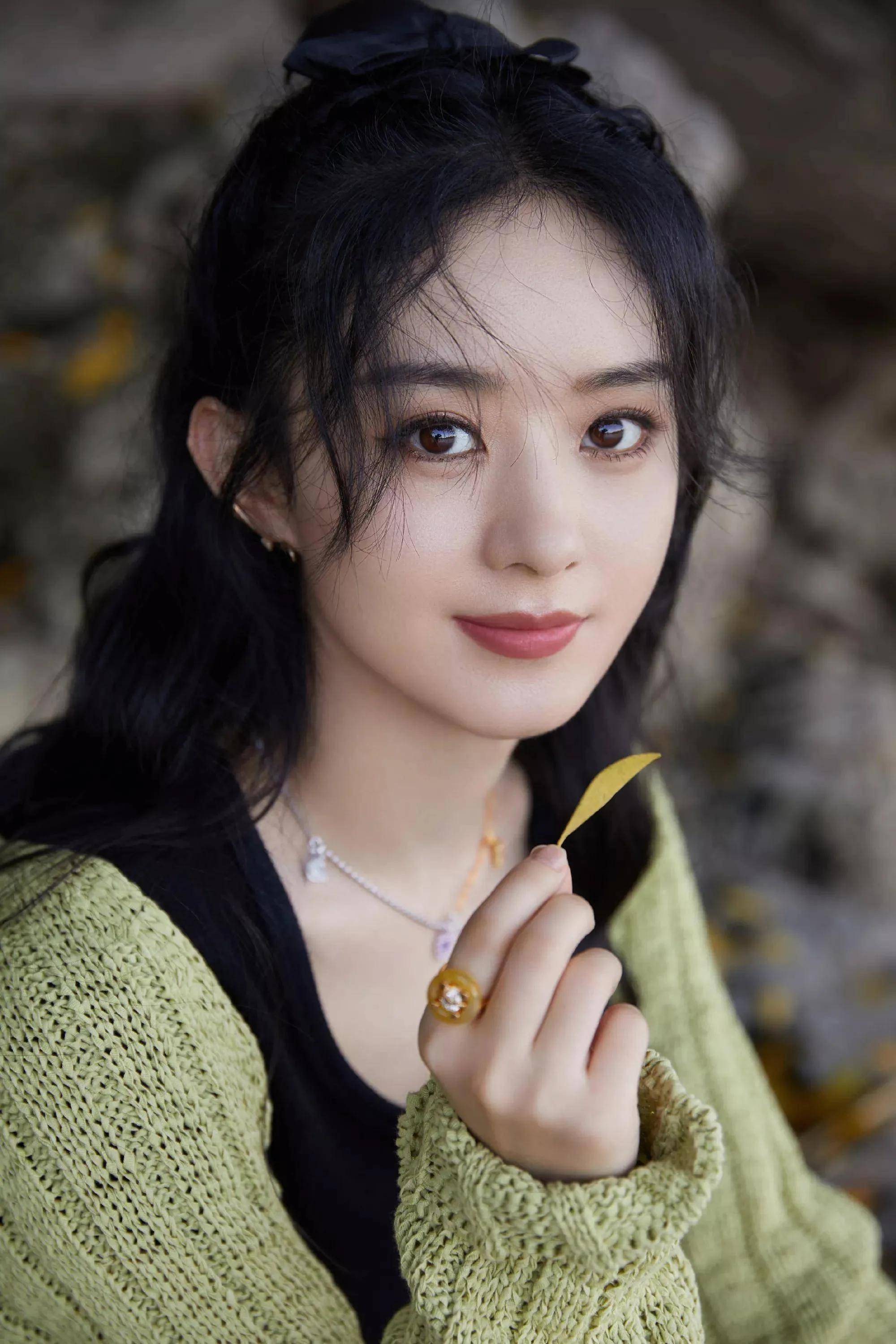 35岁的赵丽颖被网友质疑整容,有医美后遗症,表情僵硬 果子肌突出_图片