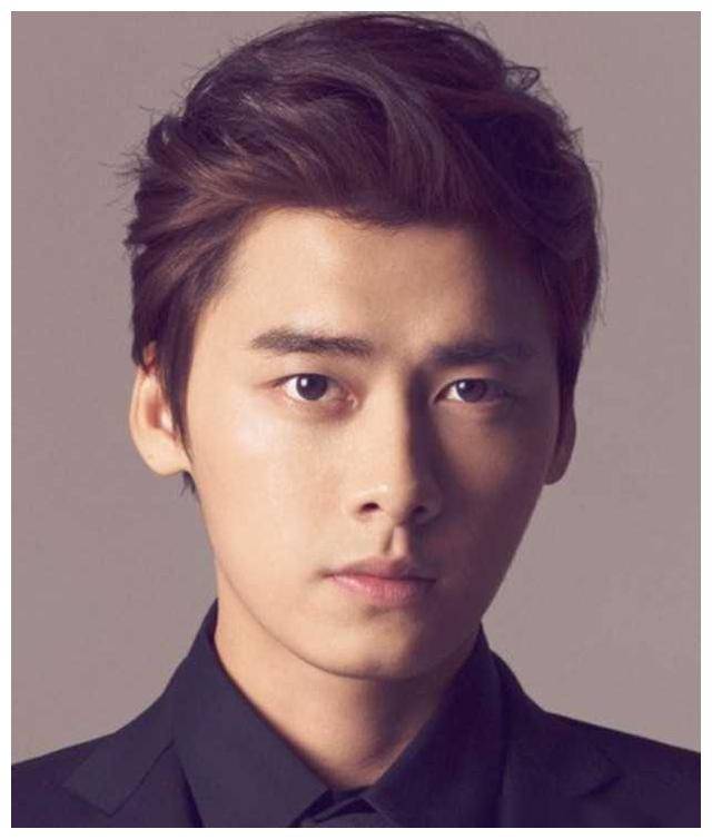 李易峰足迹行走大街,难以被辨认,复出现实困难,心情沉重.