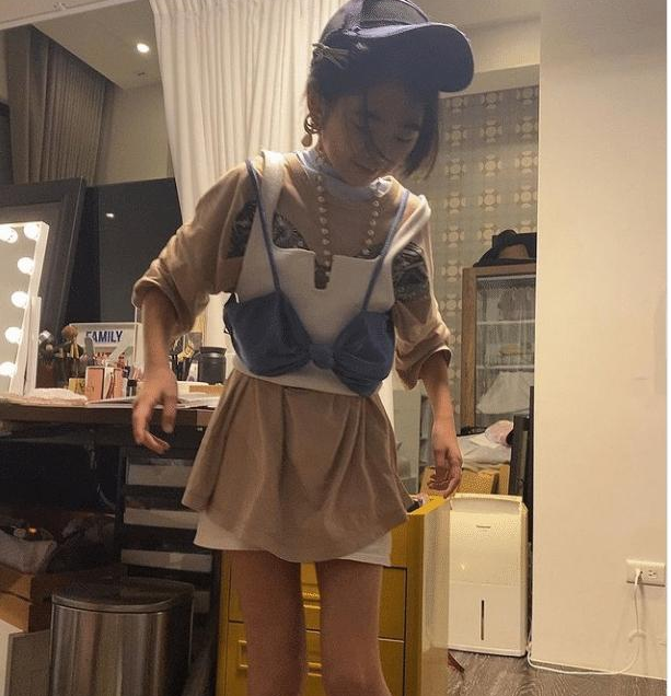 曹格女子晒11岁女儿近照,偷穿恨天高打扮时尚,继承了妈妈高颜值_grace