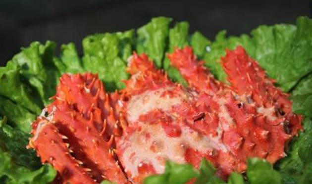 一只帝王蟹多少钱平凡人家也能吃帝王蟹皇帝蟹你们分的清吗