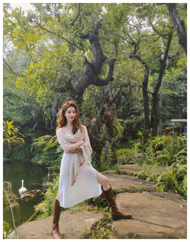 36岁刘亦菲曝光奢华豪宅,与猫狗相伴,网友羡慕!_生活_灵气_猫咪