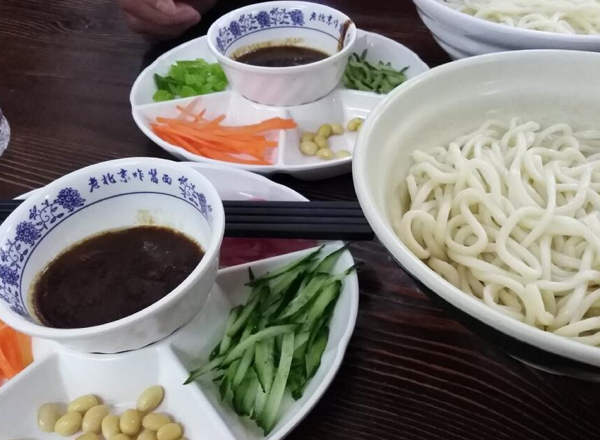 除了全聚德烤鸭,又一种老北京美食被外地人吐槽:味道不过如此_炸酱面