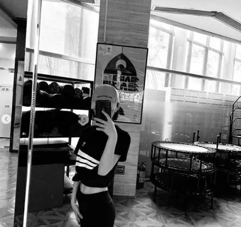 如今的段奥娟,衣品提升,标准女团的样貌,只穿简单的t恤和牛仔短裤,也