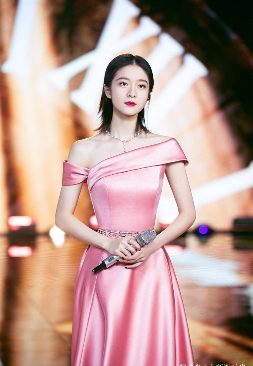 张雪迎22岁就有"宠儿身材",清纯中带着妩媚,穿丝带裙凹凸有致_连衣裙