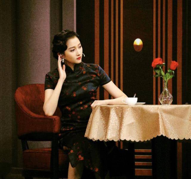 关晓彤为漂亮拼尽全力,香菜格外受宠,穿男款外套素颜出镜_旗袍_健身