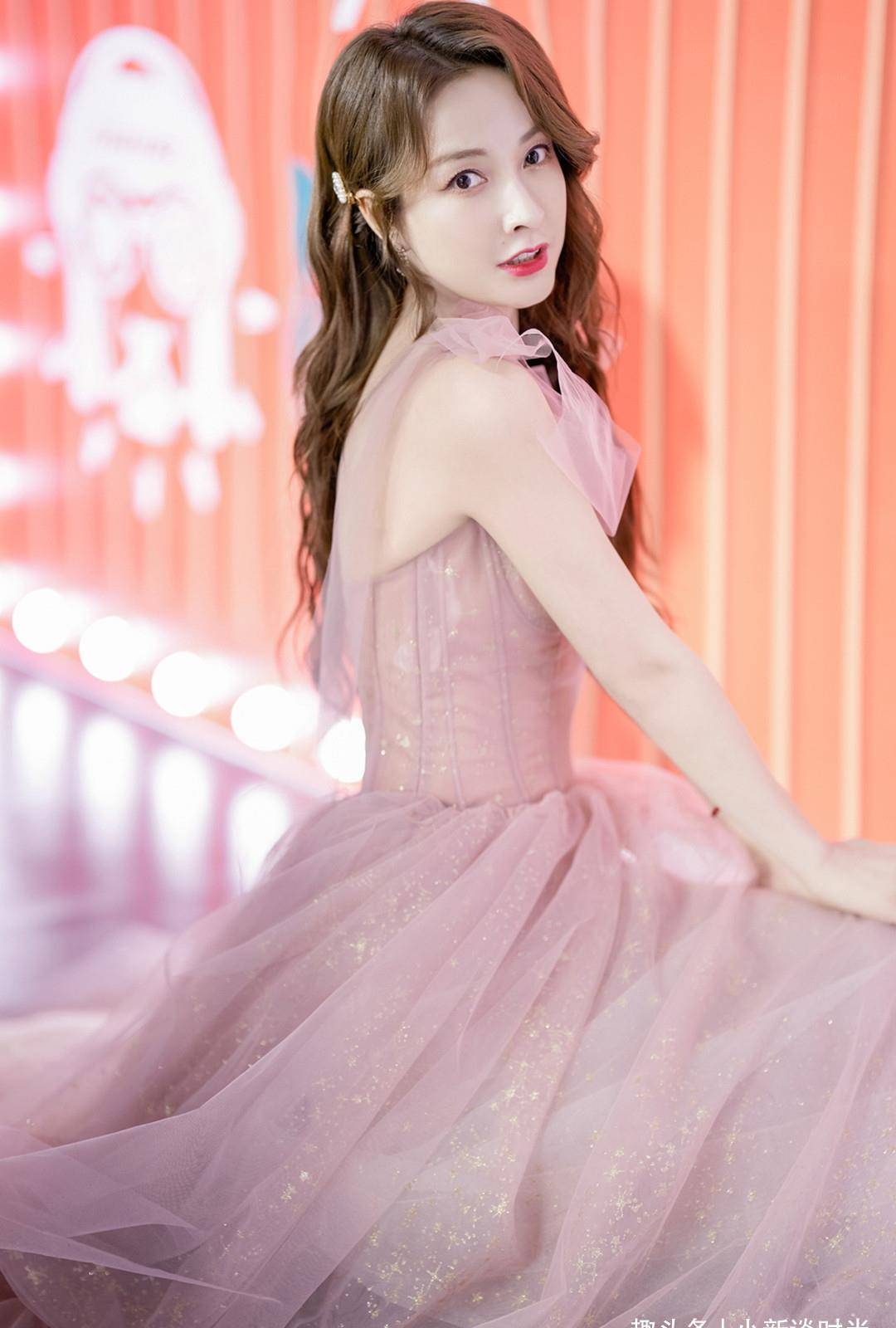 吴昕减肥后美到惊艳,高鼻梁大眼睛,穿粉色连衣裙可爱又迷人_身材_显得