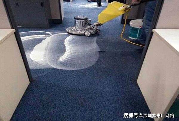 实木地板保养与清洁技巧:细致呵护,延长地板寿命_污渍_表面_家具