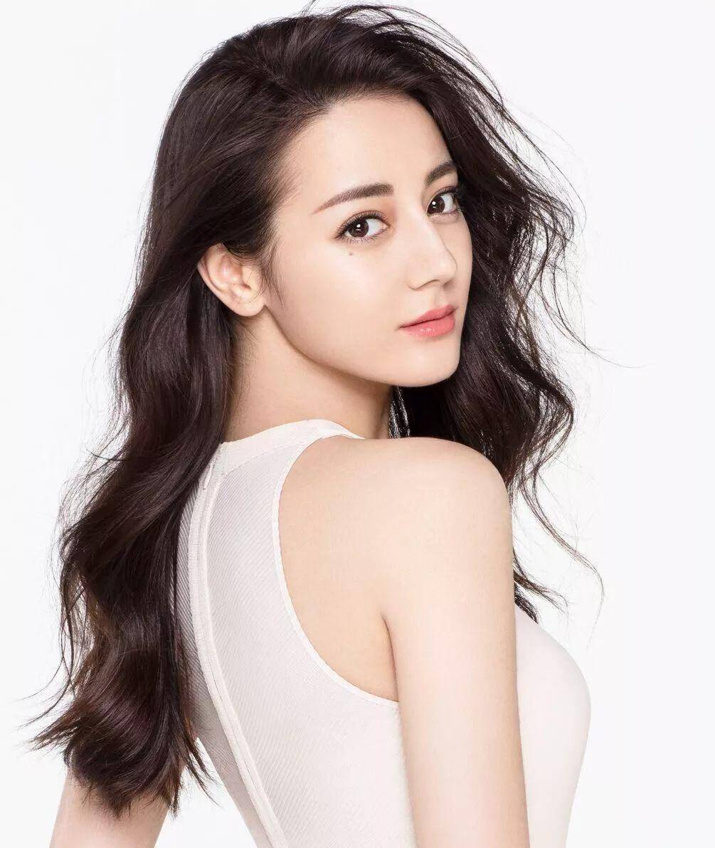 陈小纭变身白雪公主,赵露思笑起来好甜,热巴的迪士尼公主风太美_造型