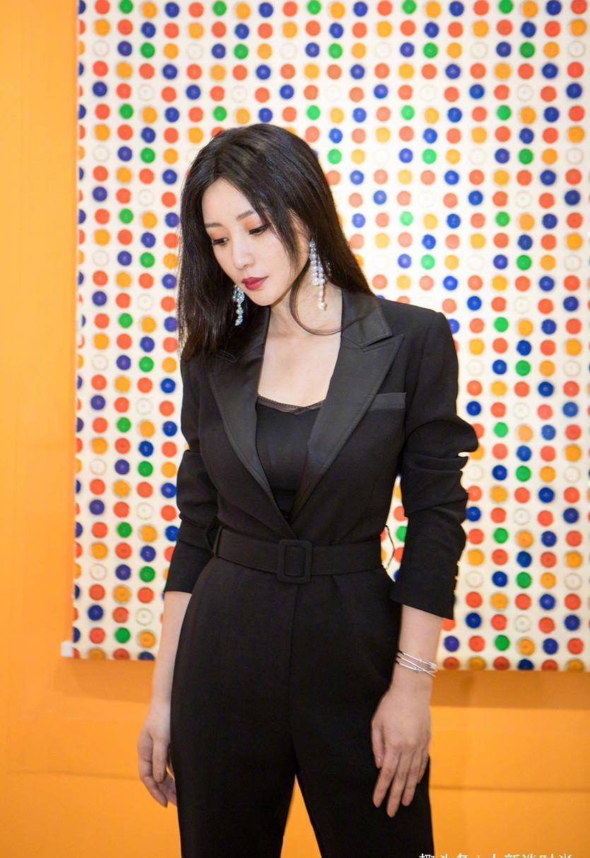 39岁柳岩身材好"有料",穿裹身材裙包不住的凹凸感,真怕崩坏_穿着_西装