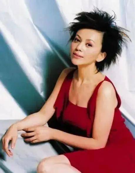 《情深深雨蒙蒙》主演曾两次嫁豪门被甩,如今不幸成为单亲妈妈…_王琳